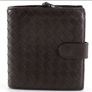Authentic Bottega Veneta bi-fold in Intrecciato Brown Leather.